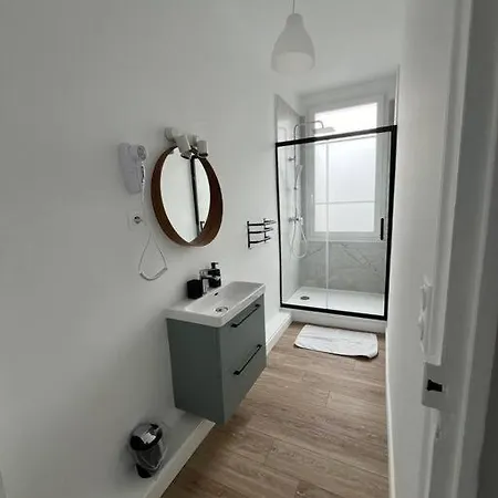 Montreal, Maison Petillante Et Accueillante Villa Reims