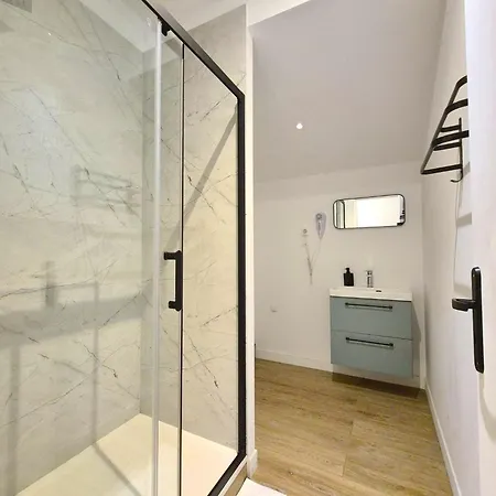 Montreal, Maison Petillante Et Accueillante Villa Reims